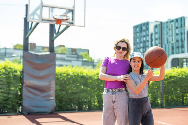 Mother and daughter playing basketball - Photo, Image