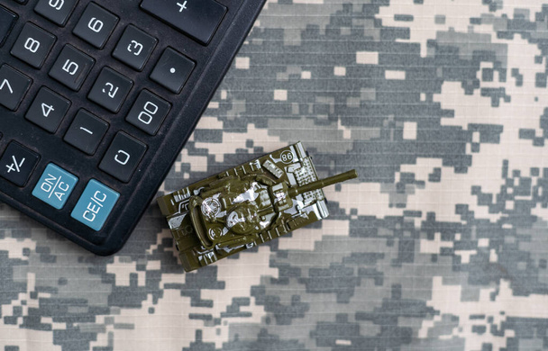 militaire achtergrond en speelgoed tank. - Foto, afbeelding
