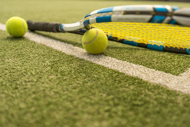 Tenis raketi tenis kortunda tenis topuyla. - Fotoğraf, Görsel
