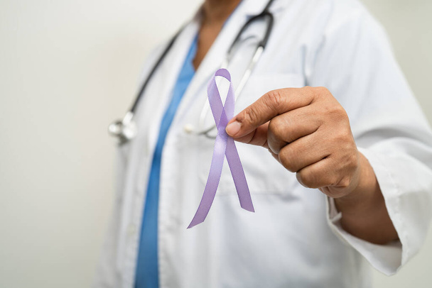 Femme asiatique médecin avec ruban violet, signe du jour de la maladie d'Alzheimer, cancer du pancréas, épilepsie, lupus. - Photo, image