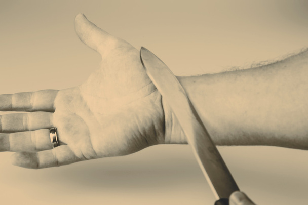 Крупним планом суїцидальна рука на ізольованому білому тлі
 - Фото, зображення