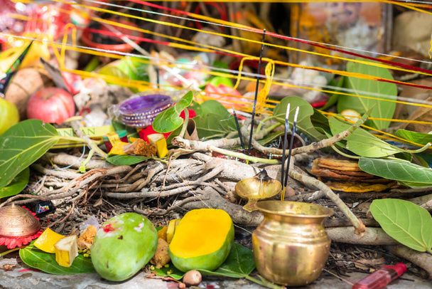 Prasadam chován pro hinduistické náboženské uctívání banyanu na nádrži savitri ve dne - Fotografie, Obrázek
