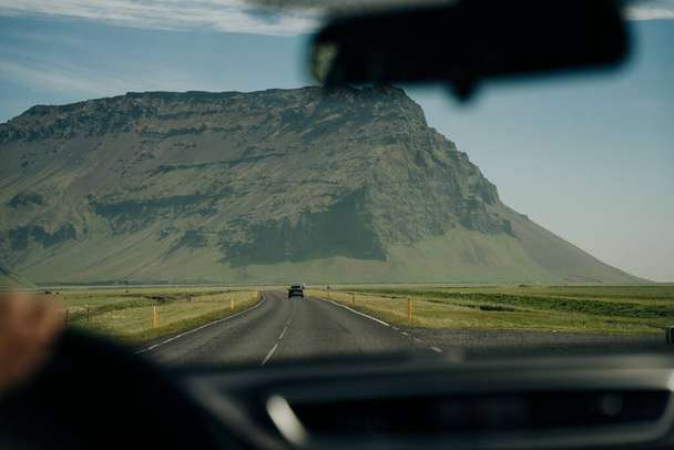 Jazda po Islandzie, długa droga z górami. Wysokiej jakości zdjęcie - Zdjęcie, obraz