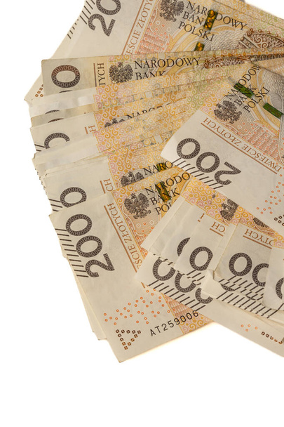 Una grande pila di banconote polacche da 200 zloty su sfondo bianco. Sinonimo di ricchezza e abbondanza. - Foto, immagini
