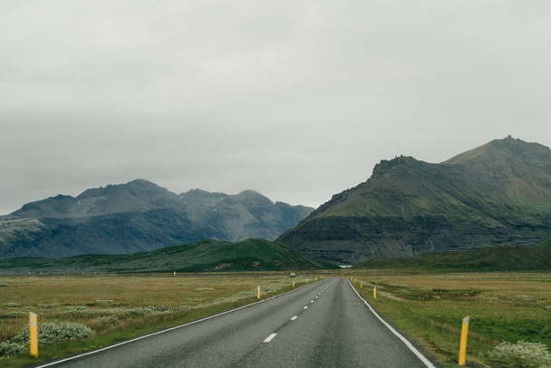 İzlanda 'daki yeşil dağlardan geçen yol. Yüksek kalite fotoğraf - Fotoğraf, Görsel