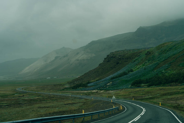 Straße durch grüne Berge in Island. Hochwertiges Foto - Foto, Bild