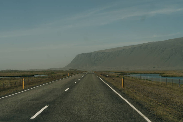 droga przez zielone góry w Islandzie. Wysokiej jakości zdjęcie - Zdjęcie, obraz