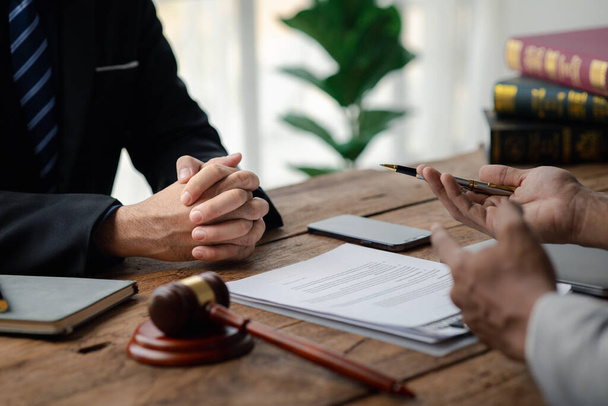 Client was listening to a lawyer advising on an embezzlement case, explaining the details of the proceeding and gathering evidence to file a lawsuit against the defendant. The concept of litigation. - Fotoğraf, Görsel