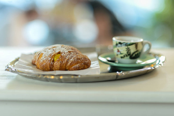 kawa i ciasto brioche croissant włoskie śniadanie w barze, niezdrowy styl życia. - Zdjęcie, obraz