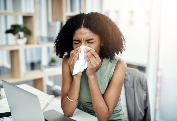 Φυσώντας μύτη, ιστό ή άρρωστη μαύρη γυναίκα στο γραφείο με ιό ή εργαζόμενο με αλλεργίες, προβλήματα ή ασθένεια. Φτερνίζοντας πρόσωπο ή υπάλληλος αφρικανικής κορίτσι με χαρτί υγείας, γρίπη αλλεργία ή ασθένεια πυρετό. - Φωτογραφία, εικόνα