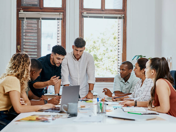 Hoe meer we verbinden, hoe meer we produceren. een groep jonge zakenmensen die vergaderen in een modern kantoor - Foto, afbeelding