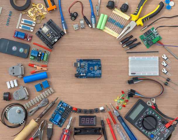DIY elektronický projekt, Arduino Uno deskový mikrokontrolér, obklopený základními nástroji pro ladění elektroniky - Fotografie, Obrázek