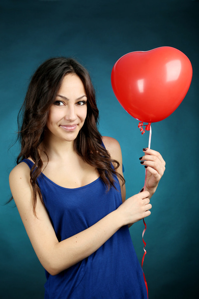 Woman with red balloon - Φωτογραφία, εικόνα