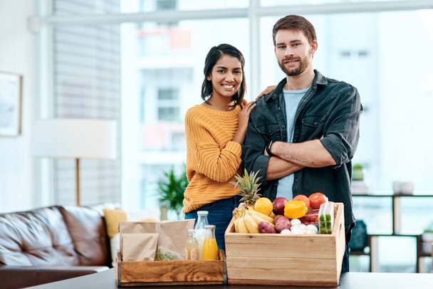 Gute Gesundheit ist die Grundlage für ein gutes Zuhause. ein glückliches junges Paar beim Auspacken seiner gesunden Lebensmittel zu Hause - Foto, Bild