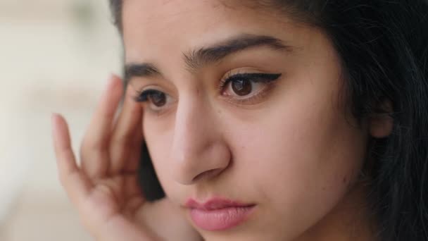 Krank müde arabisch indische ethnische Frau Nahaufnahme Gesicht traurig depressiv krank Mädchen massieren Kopf Schläfen schmerzhafte Migräne Kopfschmerzen Stress leiden Depressionen Problem covid Denken schwierig Blick in die Kamera - Filmmaterial, Video
