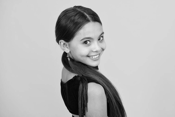 Modeportret van een mooi tienermeisje. Latijn of Latijns-Amerikaans tienerkind. Gelukkige tiener, positieve en lachende emoties - Foto, afbeelding