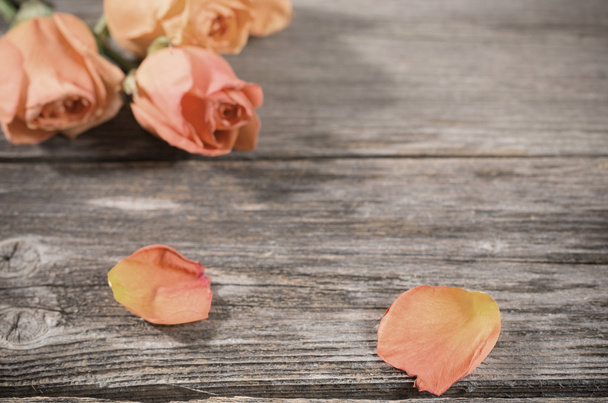 faded rose on wooden background - Foto, imagen