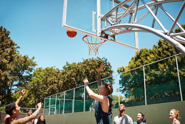 Защищать до конца. группа спортивных молодых людей, играющих в баскетбол на спортивной площадке - Фото, изображение