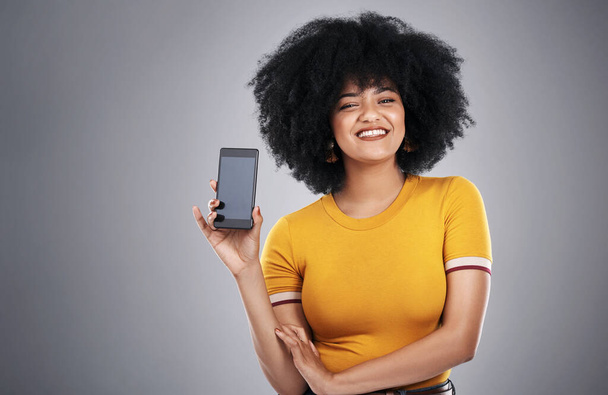 Technologie, portret van zwarte vrouw met smartphone scherm en op de achtergrond. Communicatie of sociale media, netwerken en gelukkige Afrikaanse vrouw met mobiele telefoon voor reclame in studio achtergrond. - Foto, afbeelding
