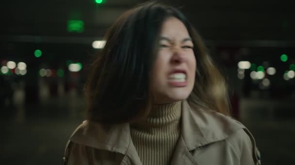 fou furieux fou asiatique coréen chinois japonais fille crier dans parking femme furieuse ennuyé femme d'affaires client parler fort crier parler résoudre conflit sentir colère parler cri webcam vue - Séquence, vidéo
