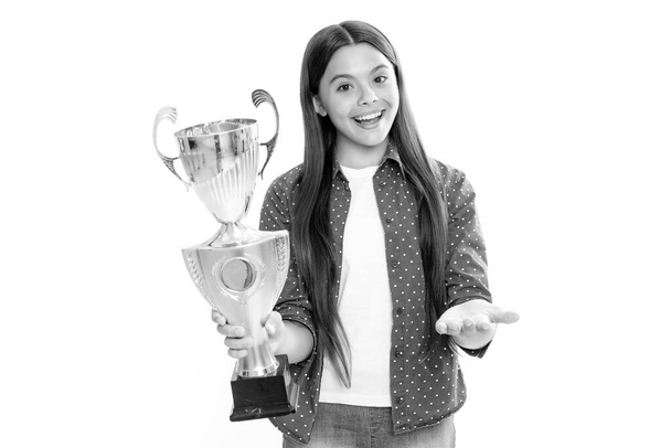 Elinde kupa tutan genç bir kız. Kazanan çocuk yarışmayı kazandı, başarıyı ve zaferi, başarı ödülünü kutladı. Mutlu gülümseyen genç kızın portresi. - Fotoğraf, Görsel