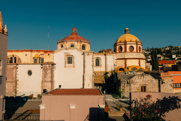 Kuppel und Rückansicht von La Parroquia in der historischen mexikanischen Stadt San Miguel de Allende. Hochwertiges Foto - Foto, Bild