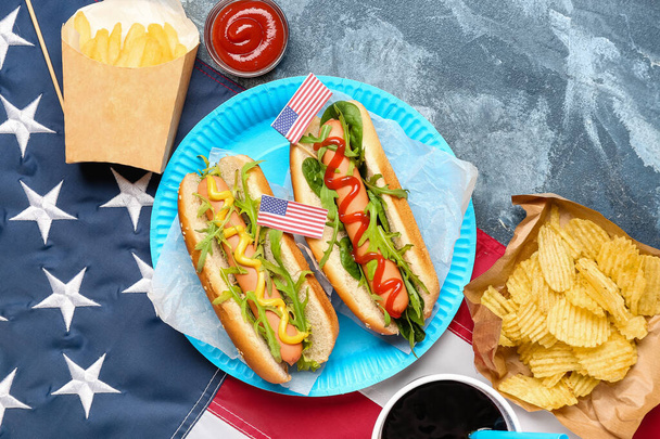 Amerikan bayrağıyla kompozisyon, Anma Günü kutlamaları için lezzetli yemekler renk arka planında - Fotoğraf, Görsel