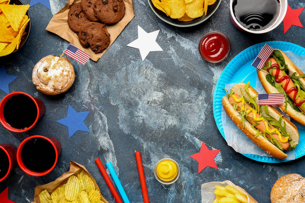 Frame készült ízletes ételek és italok Memorial Day ünneplés színes háttér - Fotó, kép
