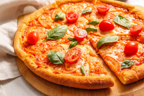 Plateau avec margarita pizza savoureuse, gros plan - Photo, image