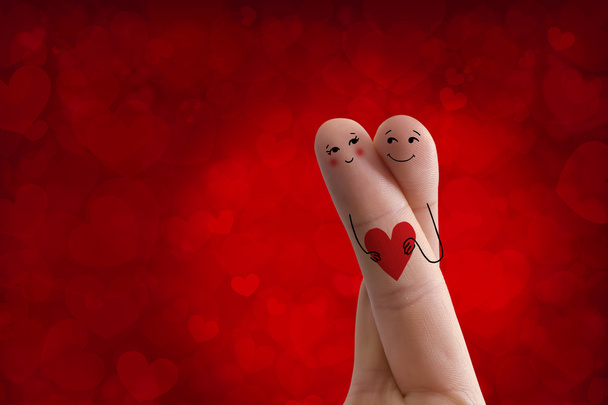 Parmak sanat. Aşık kucaklayan ve kırmızı kalp tutan. Stok görüntü - Fotoğraf, Görsel