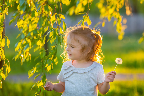 Little girl in spring sunny park - Valokuva, kuva