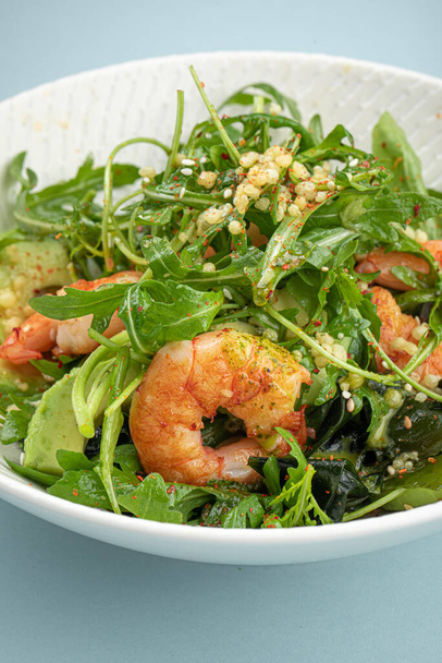 Portion of healthy gourmet shrimp salad with avocado - Фото, изображение