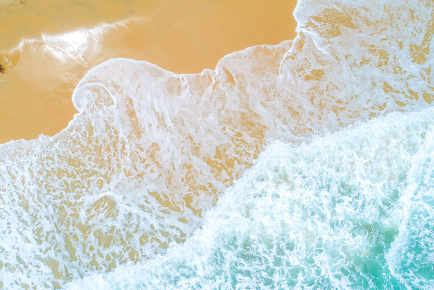 Luftaufnahme Meer Strand Welle weiß snad Sommer Urlaub Natur Hintergrund - Foto, Bild