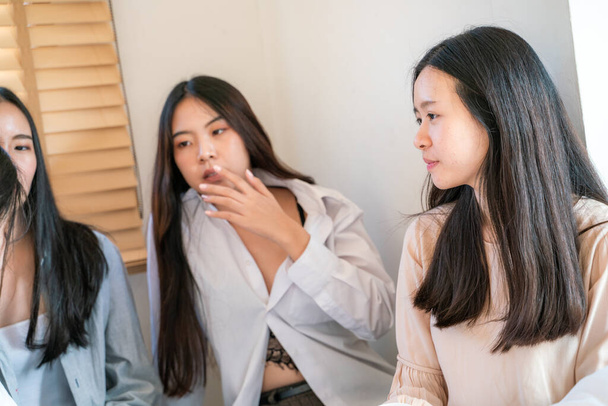 Felice asiatico donne amico parlando insieme su letto in accogliente stanza gruppo comunicazione - Foto, immagini