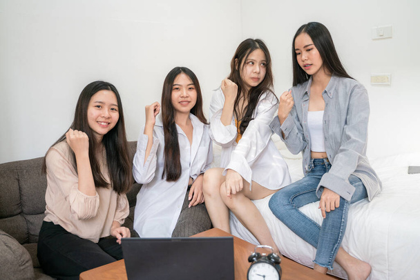 Biznes azjatyckie kobiety grupa dyskusja biznes plan z laptopem w domu biuro - Zdjęcie, obraz