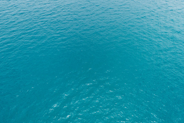 Vista aerea della superficie del mare, Vista a volo d'uccello foto di onde e texture della superficie dell'acqua, Incredibili onde del mare che si schiantano sullo sfondo della spiaggia, Bella natura paesaggio vista mare oceano sfondo - Foto, immagini