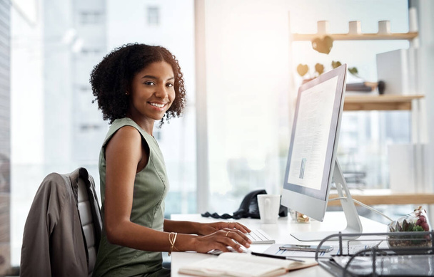 İş dünyasında siyahi bir kadın, bilgisayar ekranı ve portrede gülümseme, kurumsal rapor ya da teklif üzerinde çalışıyor. Veri analisti, makalenin gözden geçirilmesi ve verimliliği olan mutlu kadın çalışan.. - Fotoğraf, Görsel