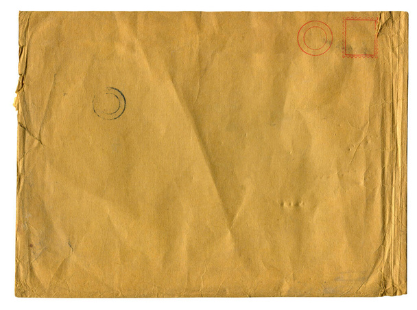 vista frontal primer plano del sobre de papel de carta cerrada envejecido en blanco con bordes rotos y estampado de sello descolorido aislado sobre fondo blanco
 - Foto, imagen