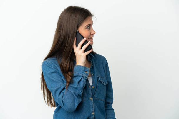 Mladá běloška žena izolované na bílém pozadí udržet rozhovor s mobilním telefonem s někým - Fotografie, Obrázek