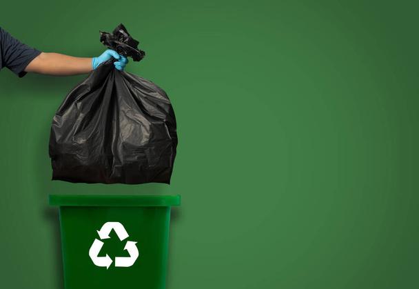 Çöp kutuları. Plastik konsept geri dönüşümü sokak dünyasında sürdürülebilir çevre yeşili büyük temiz çevre - Fotoğraf, Görsel