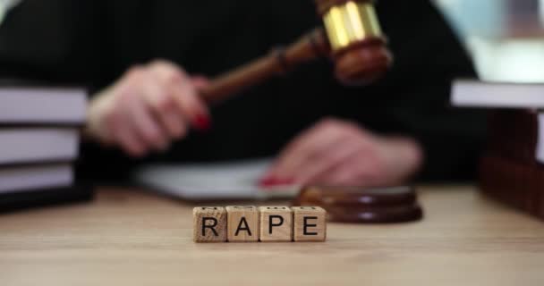 Tekst verkrachting en rechter met hamer in de rechtszaal. Justitie voor vrouwen die het slachtoffer zijn van seksueel geweld en bestraffing van daders - Video