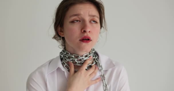 Frauenporträt berührt Kette um den Hals. Schwere und Halsschmerzen oder Ersticken - Filmmaterial, Video
