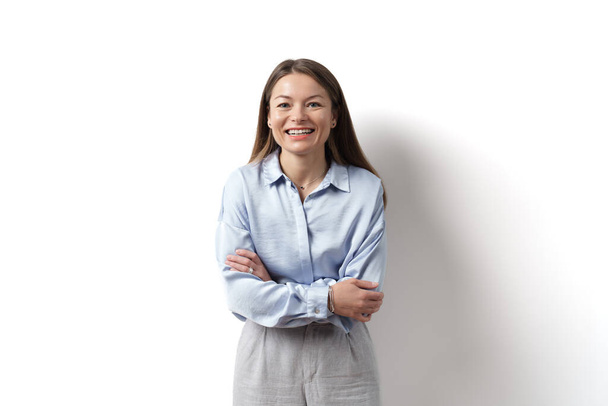 Mladá kavkazská žena, profesionální podnikatel stojící v kancelářských šatech, usmívající se a hledající sebevědomí na bílém pozadí - Fotografie, Obrázek