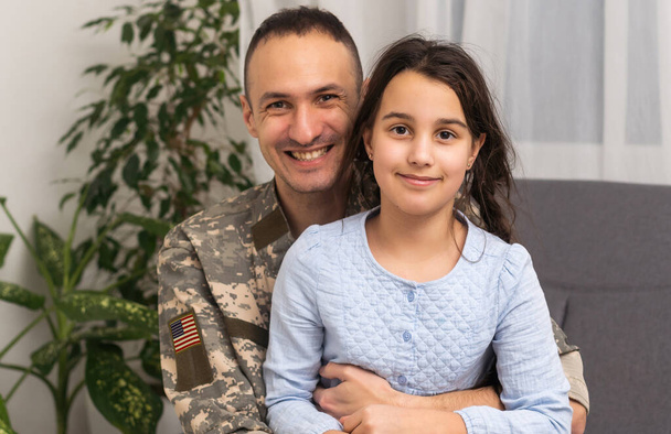 Soldato riunito con sua figlia
 - Foto, immagini