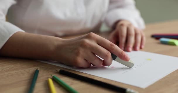 Sluiten van vrouwelijke handen met behulp van rubber wissen potlood tekening op tafel thuis. Leren tekenen en creatieve hobby - Video