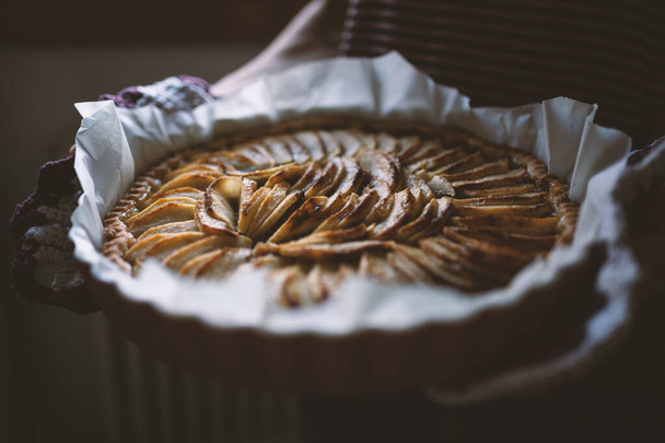 Woman holding home made apple pie. Close up. Lifestyle real image. Selective focus. - Foto, imagen