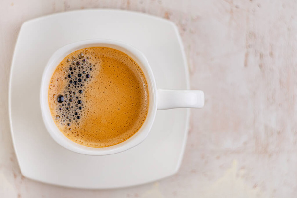 Tasse blanche d'espresso sur fond rustique clair. Menu pour cafés, restaurants. Vue de dessus d'une tasse de café. Détendez-vous avec le café le matin. - Photo, image