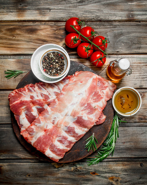 Raw ribs with spices and herbs . On a wooden background. - Fotografie, Obrázek