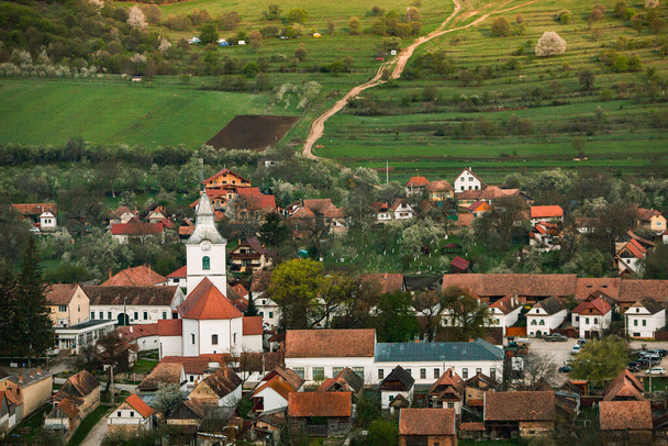 Риметеа - маленькая деревня, расположенная в Трансильвании, Румыния. Он расположен в горах Апушени и известен своей живописной обстановкой и хорошо сохранившимся венгерским архитектурным стилем.. - Фото, изображение
