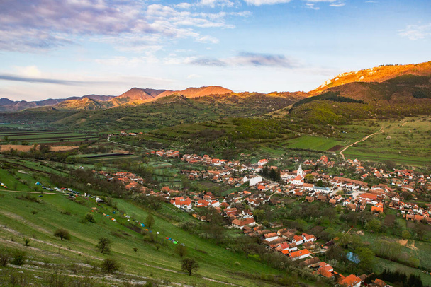 Το Rimetea είναι ένα μικρό χωριό που βρίσκεται στην Τρανσυλβανία της Ρουμανίας. Βρίσκεται στα βουνά Apuseni και είναι γνωστή για το γραφικό περιβάλλον και καλά διατηρημένο ουγγρικό αρχιτεκτονικό στυλ. - Φωτογραφία, εικόνα